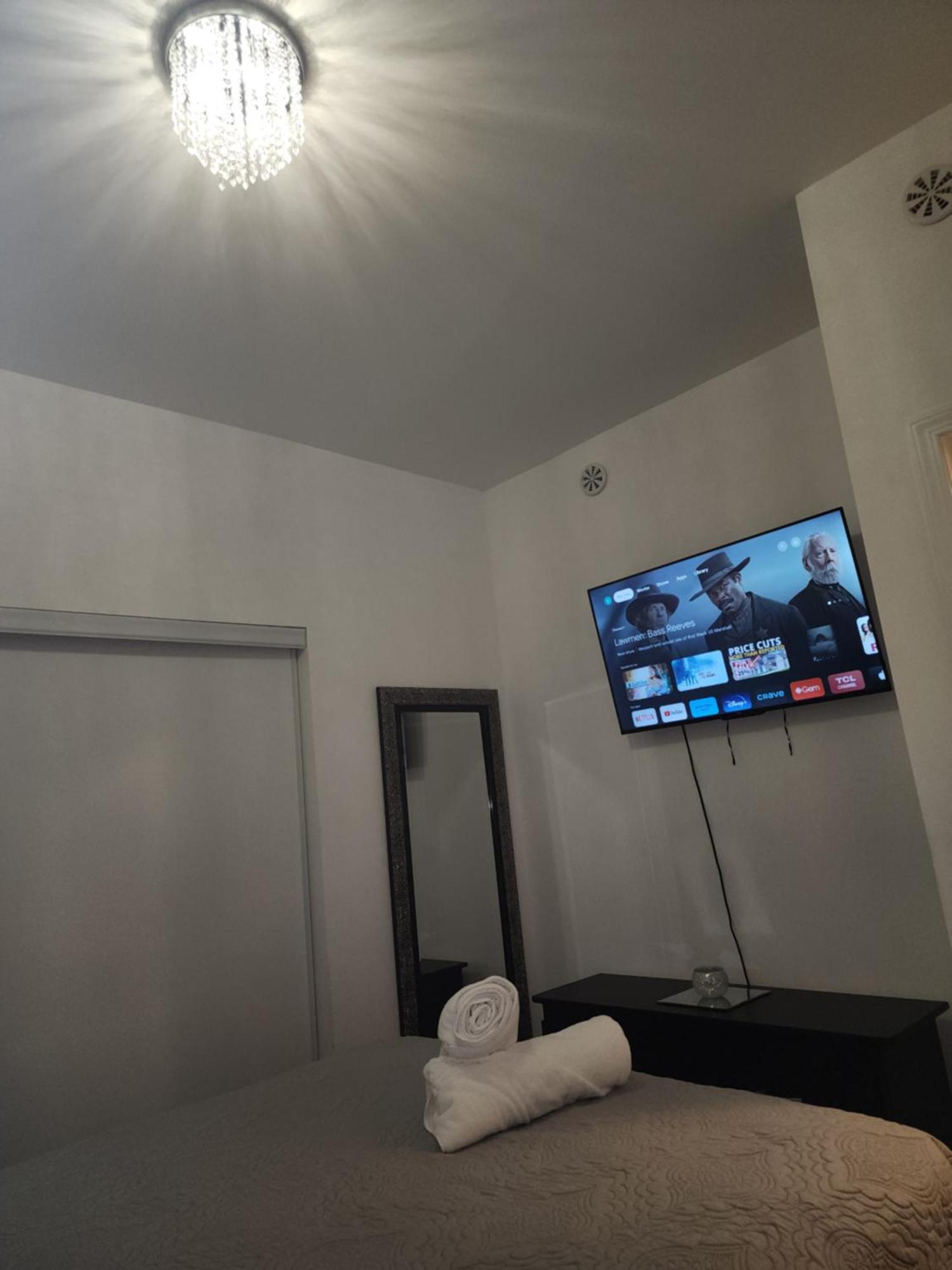 Beautiful Townhouse Near Yorkdale Mall, Wilson Subway Apartment Toronto Ngoại thất bức ảnh